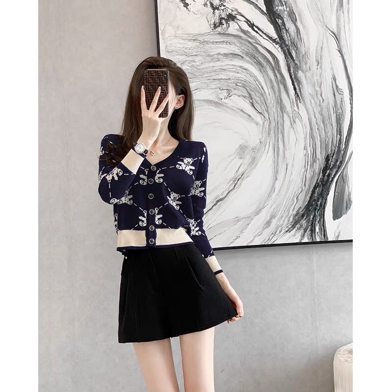 Áo len đen hoạ tiết gấu