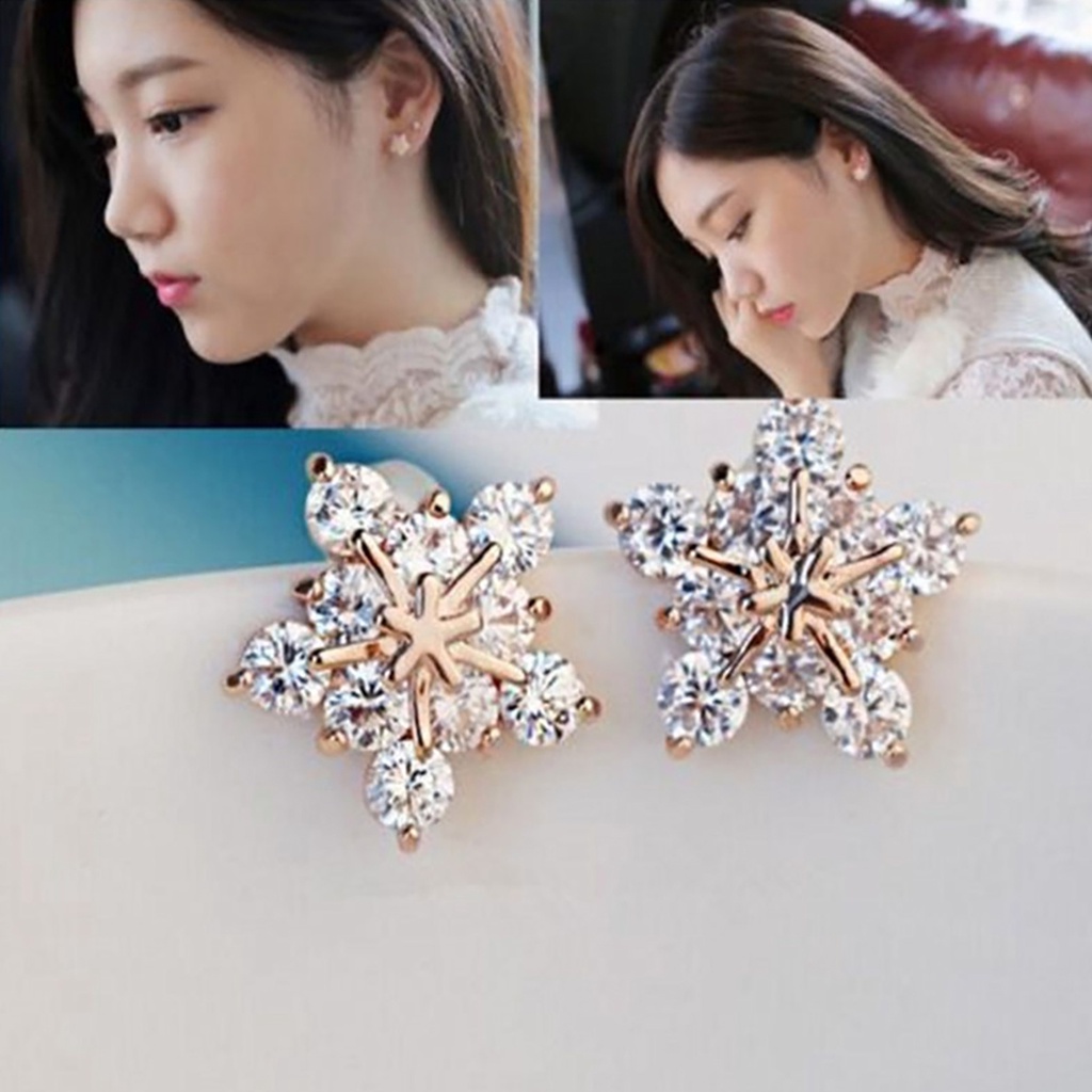 Đôi bông tai kim cương hình hoa kiểu dáng sang trọng cho nữ