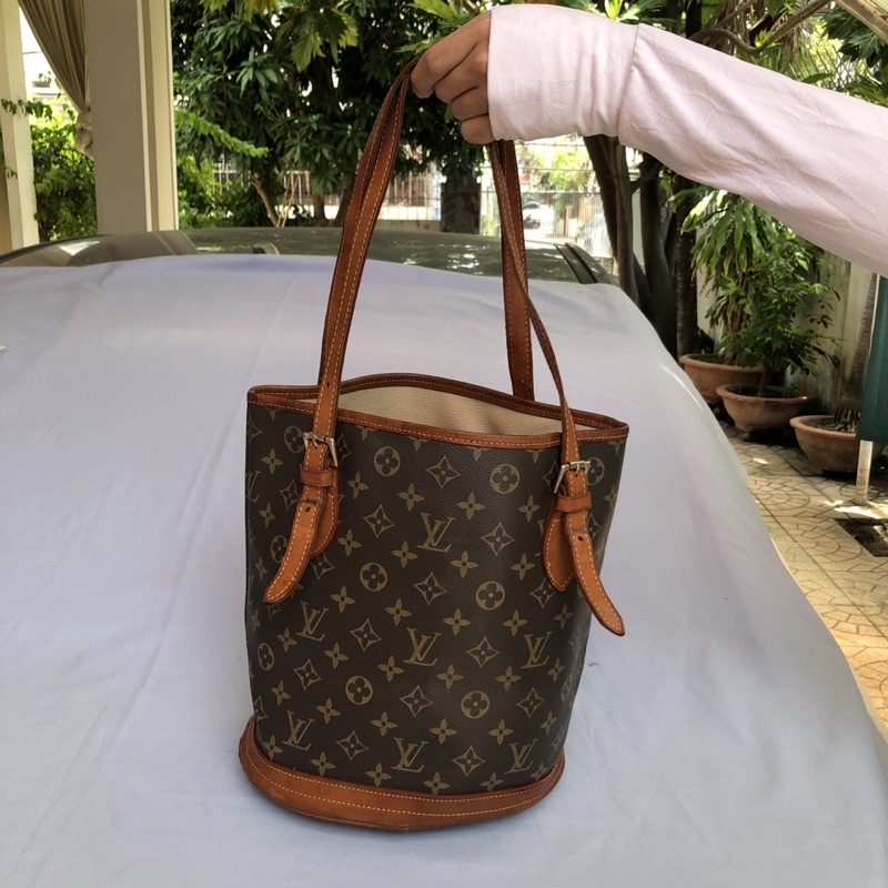 Túi chuẩn si. Túi qua sử dụng. Khách vui lòng xem hình nếu muốn biết thêm thông tin sản phẩm mời khách vô chat. Thanks .