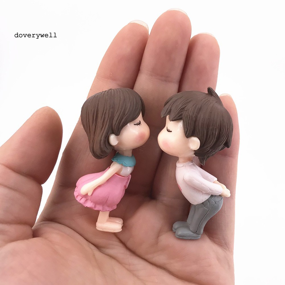 2 Mô hình bé trai và bé gái hôn nhau mini trang trí phong cảnh tiện dụng