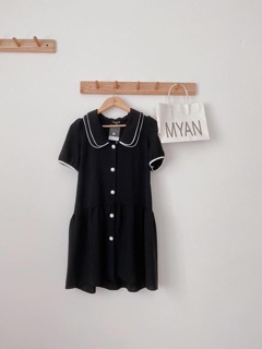 Váy đen cổ bèo đuôi cá