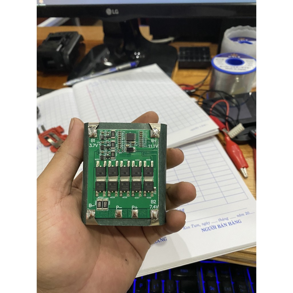 Khối pin hitachi 12v ( 3s2p) dạng đứng. BN.