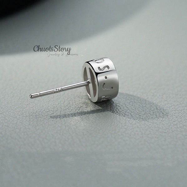 Khuyên tai nam nữ unisex khắc chữ đính đá, bông tai titan không gỉ thời trang - KTU0026 - ChuotsStory