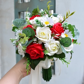 BÓ HOA CƯỚI CÔ DÂU CẦM TAY HOA HỒNG SÁP MÀU ĐỎ VÀ KEM ĐIỂM LÁ TÁO VÀ CÚC HỌA MI VẢI. TẶNG KÈM 1 HOA CÀI ÁO CHÚ RỂ