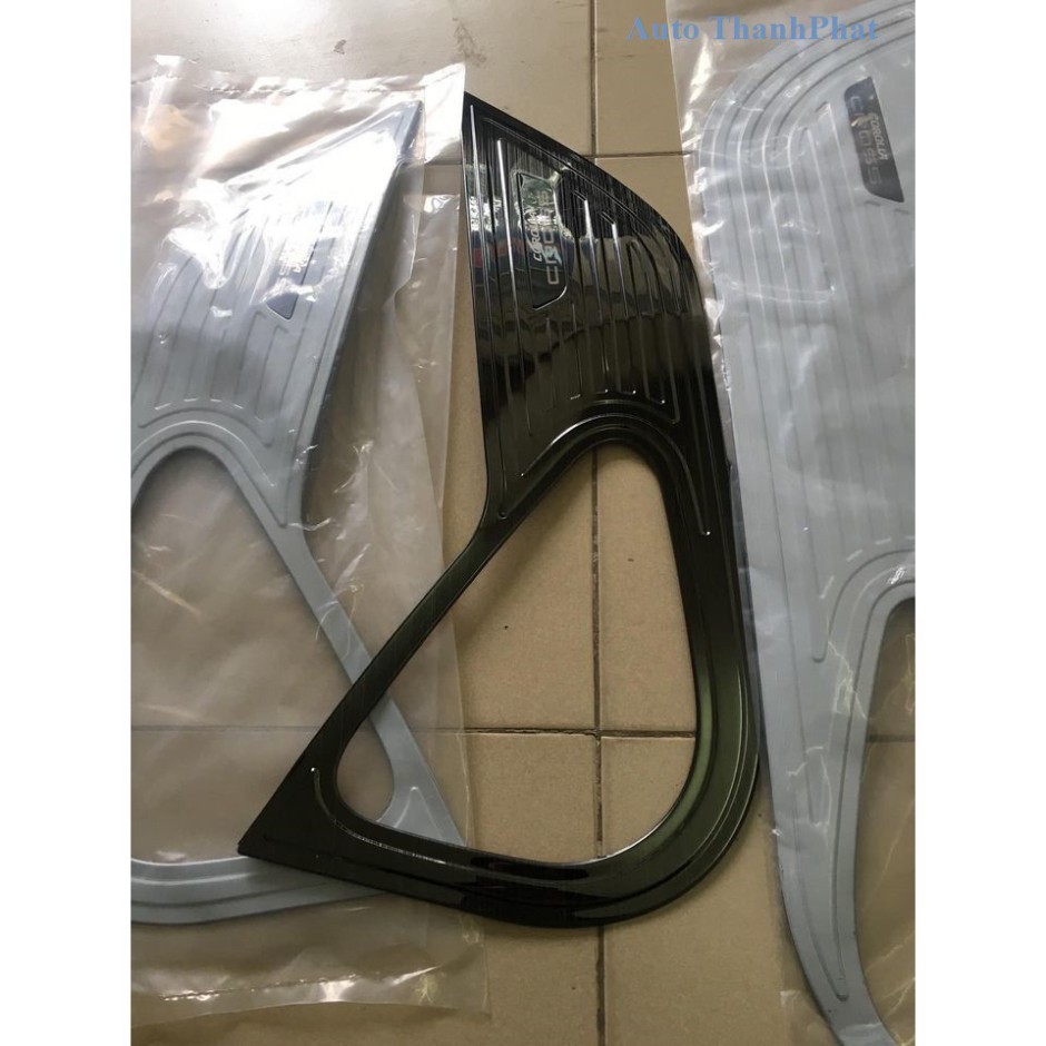 Toyota Cross, Ốp tapli trang trí bảo vệ cánh cửa cho Toyota Corolla Cross 2020 chất liệu titan phay xước cao cấp