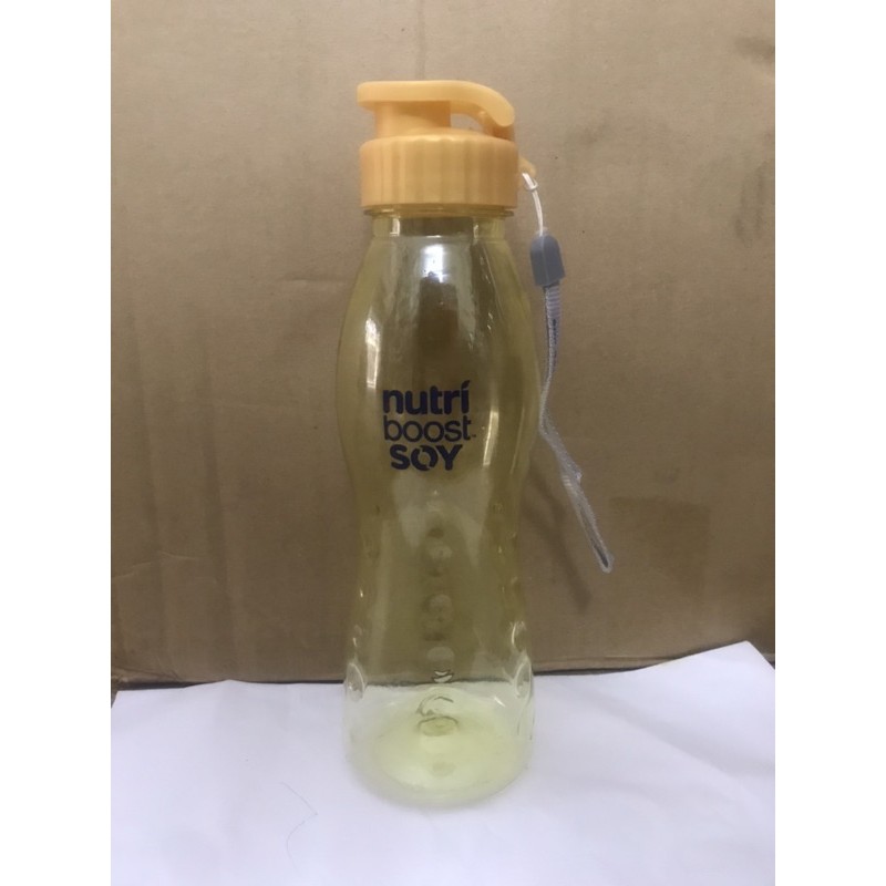 Bình nước khuyến mại của Nutibost dung tích 700ml kèm dây