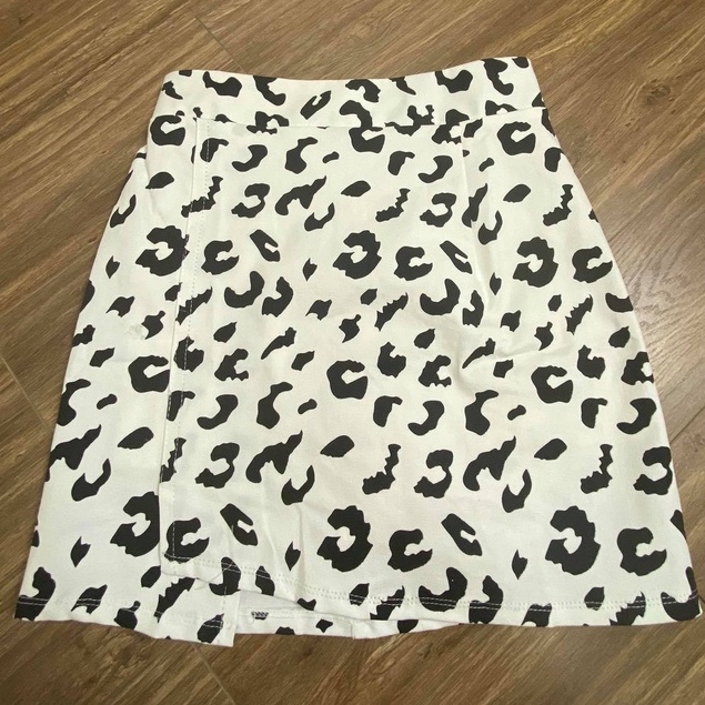 Chân Váy Ngắn Chữ A Họa Tiết Beo, Dáng Công Sở, Áo Phông Đen Freesize dưới 58kg | BigBuy360 - bigbuy360.vn