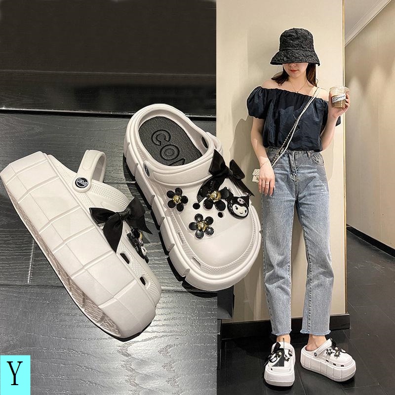 Giày Sandal Xỏ Ngón Chân To Tăng Chiều Cao Hai Lỗ Đính Hoa Hoạt Hình Kuromi Mùa Hè Ngọt Ngào Cá Tính Cho Nữ