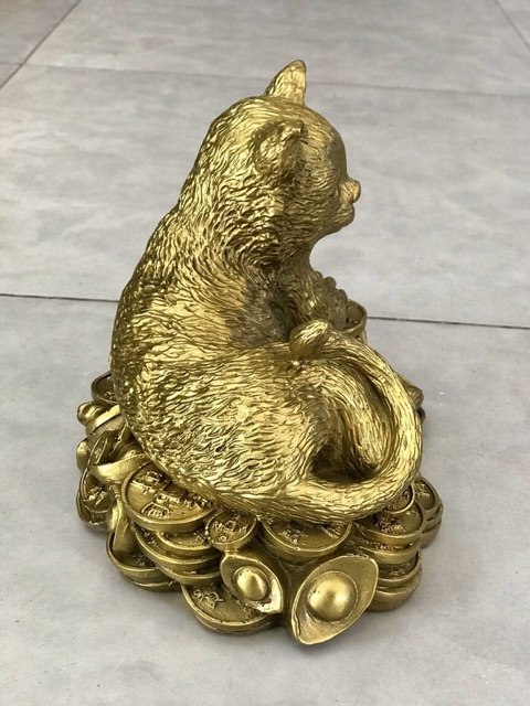 Mèo nằm trên vàng Vật phẩm Phong thuỷ Quý Mão trưng bày bằng đồng
