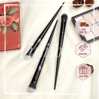 Cọ che khuyết điểm mụn, vết nám, tàn nhang hiệu quả Kat Von D35