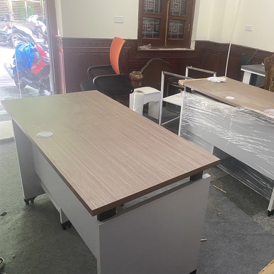 Bàn văn phòng thương hiệu FUNA chắc chắn lắp đặt sẵn, có khóa ngăn kéo, mặt bàn dày 20 ly size 120x60 cm
