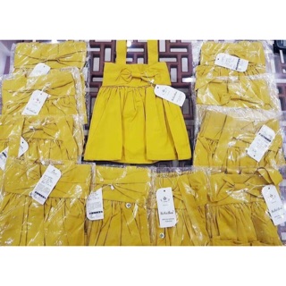 Váy yếm vàng . 