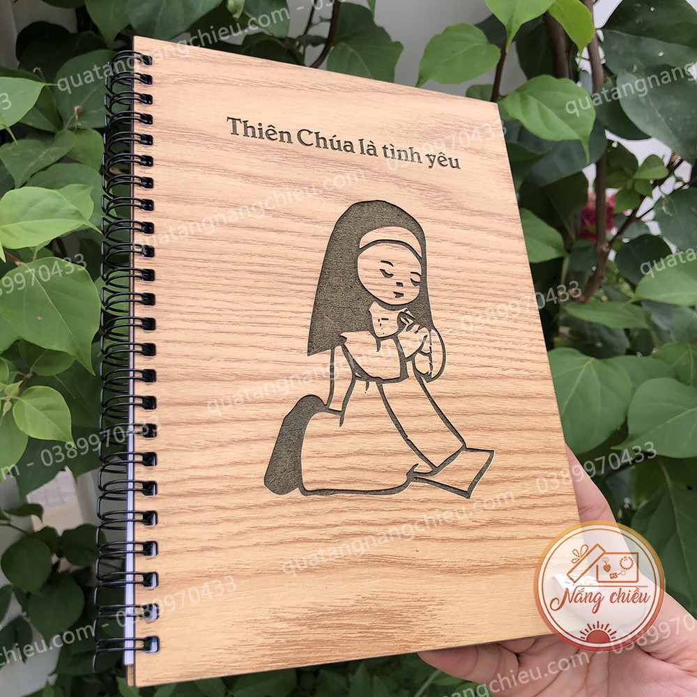 Sổ tay khắc hình nữ tu sĩ, gáy lò xo, bìa gỗ ghi chép , ghi chú ....