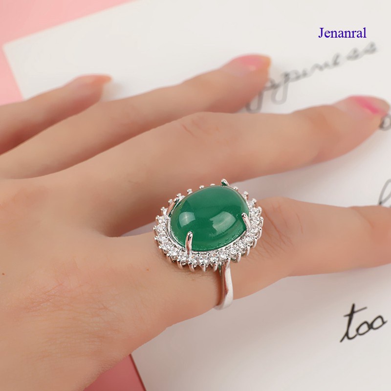 Nhẫn Ngọc Lục Bảo Hình Oval Màu Xanh Ngọc Bích