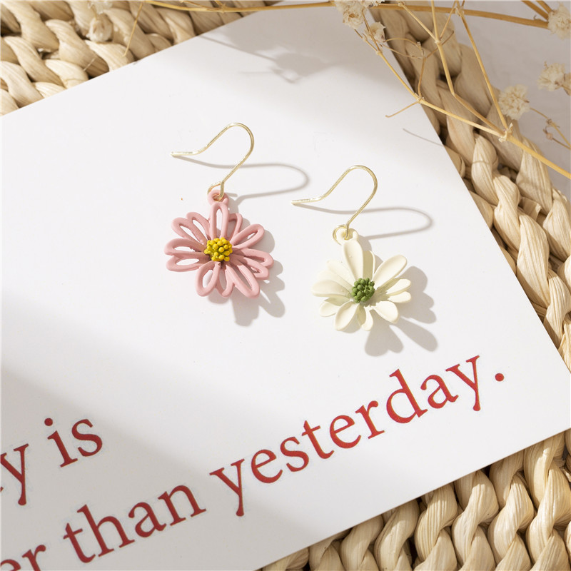 Đôi Bông Tai Hình Hoa Cúc Xinh Xắn Thời Trang Cho Nữ