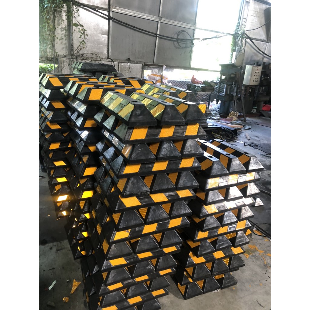 Chặn lùi cao su KT: Dài 500x cao 150x rộng 100mm