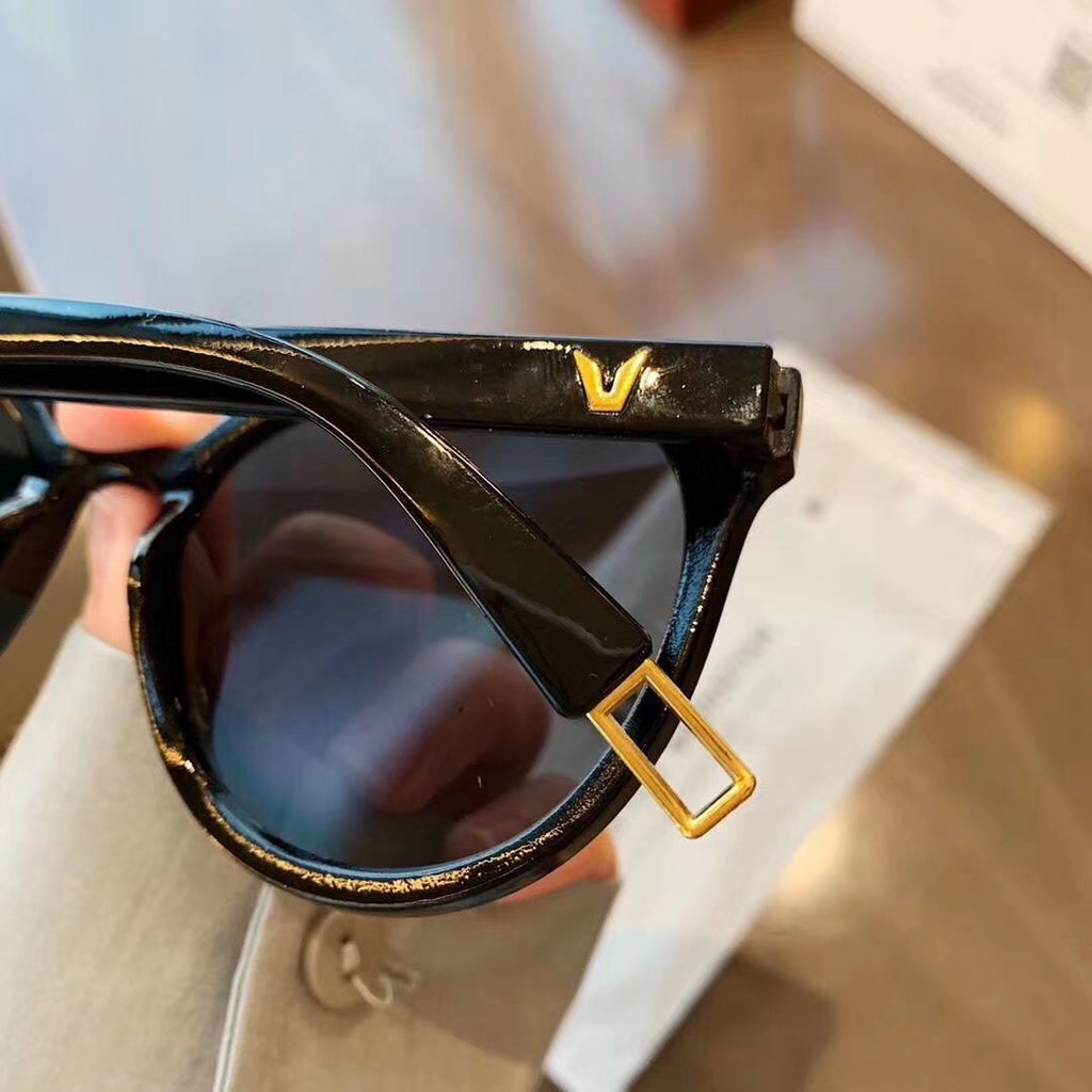 [Mã SKAMCLU7 giảm 10% tối đa 50K đơn 0Đ] Kính V SƠN TÙNG, thời trang, MẮT ĐEN, CÓ HỘP | BigBuy360 - bigbuy360.vn