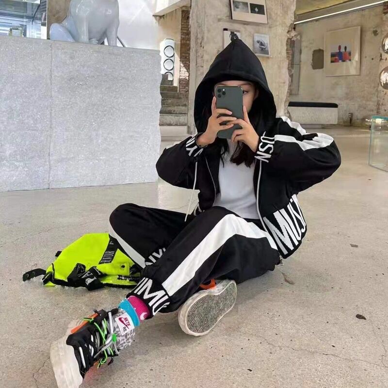 Bộ đồ thể thao bé gái sành điệu