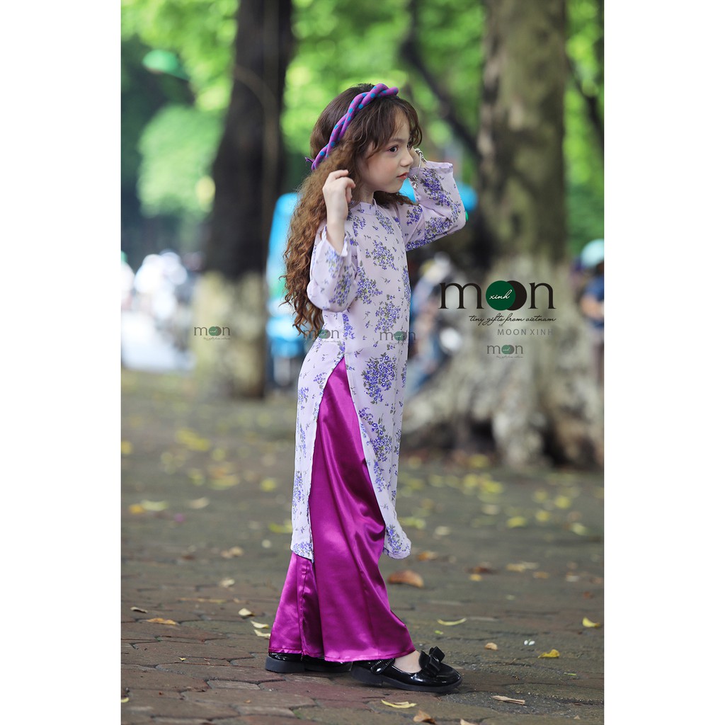 Áo dài voan truyền thống cho bé gái VNS 331 Moon Xinh, Họa tiết hoa nhí  nổi bật trên màu tím pastel, Nhẹ và thoáng mát