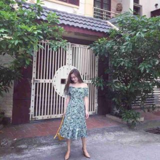 Váy trễ vai hoa