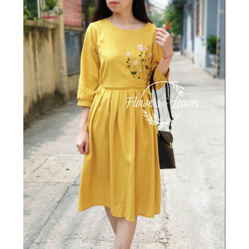 váy linen vàng mustard ly xếp thêu cúc họa mi