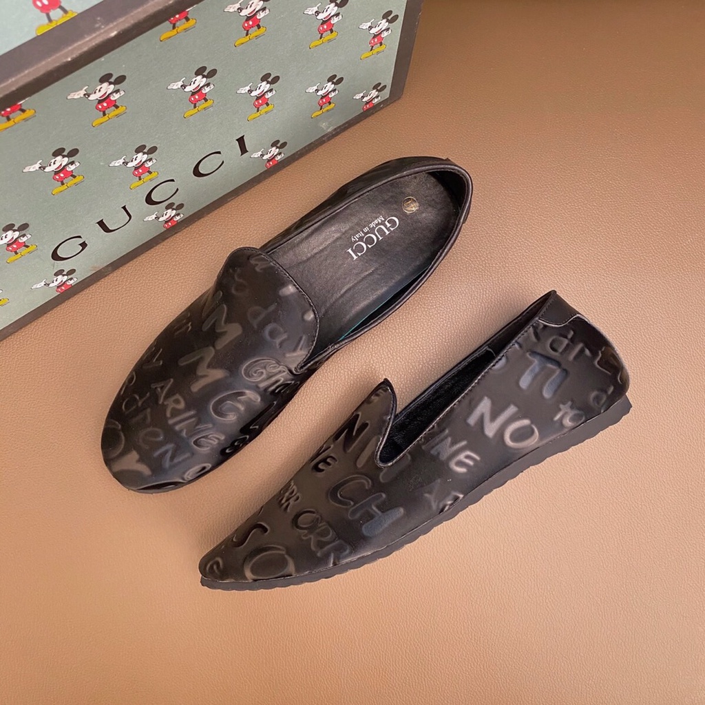 Giày lười slip on da thật GUCCI GG GC kiểu dáng phong cách retro kết hợp với họa tiết trẻ trung độc đáo và khác biệt