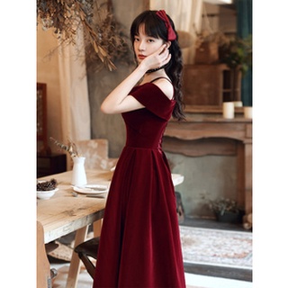 Váy dạ hội màu đỏ quý phái