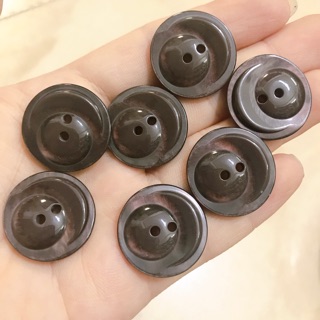 Nút 2 lỗ nâu đậm