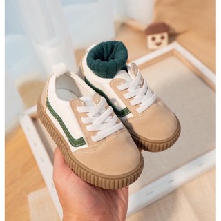 Giày sneaker cho bé