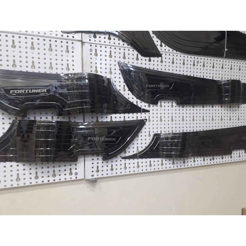 Bộ 4 ốp tapli cửa xe Fortuner 2018 2019 2020 2021mẫu titan đẹp