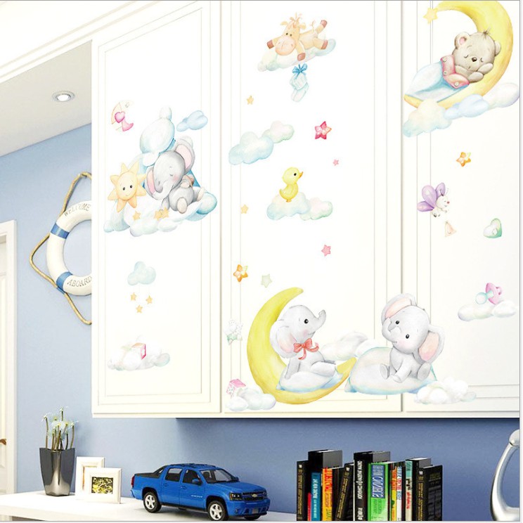 Decal dán tường trang trí - GẤU VÀ VOI CON TRÊN MÂY ĐÁNG YÊU CHO BÉ YÊU