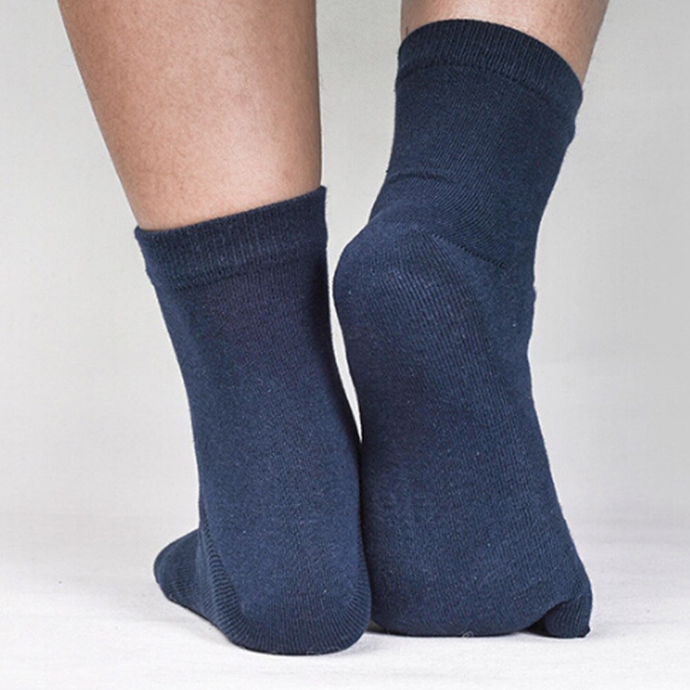Một đôi tất cotton xỏ ngón chất liệu Polyester-cotton với 5 màu lựa chọn cho nam
