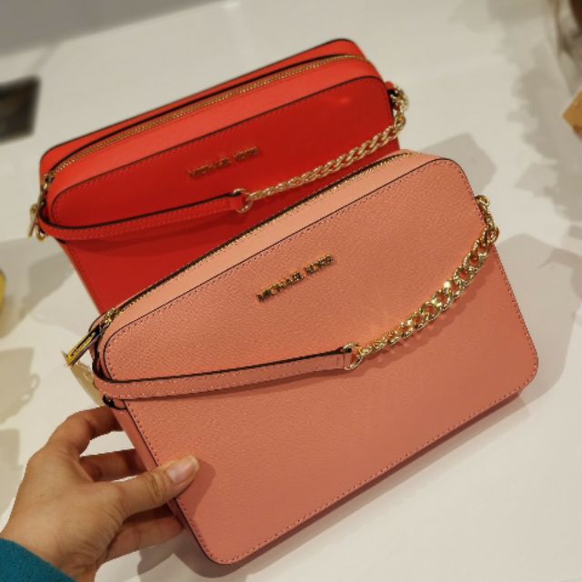 ❌❌❌ Xã : 
Michael Kors 24cm đeo chéo dáng hộp . 
Sale : 2.tr.300.000. 
Xã hết chỉ có 2 màu này xã . 
0937034359