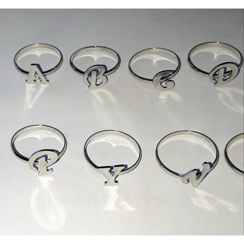 Một chiếc nhẫn inox mặt chữ Cái size nhỏ