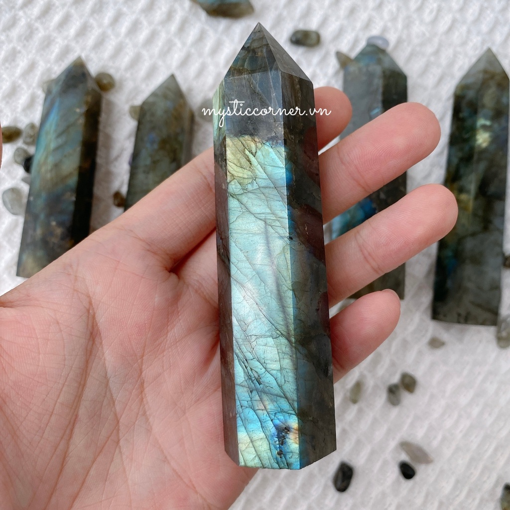 Trụ Labradorite đá xà cừ dùng trong thanh tẩy Tarot, thiền định