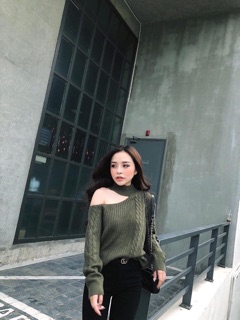Áo len hở vai