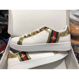 Giày thể thao Gucci hình con ong.