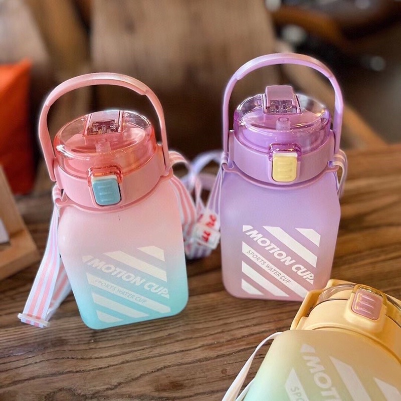 Bình nước 1500ml làm  từ  nhựa cao cấp an toàn cho sức khỏe có tặng kèm dây đeo ống hút và sticker siêu cute siêu xinh
