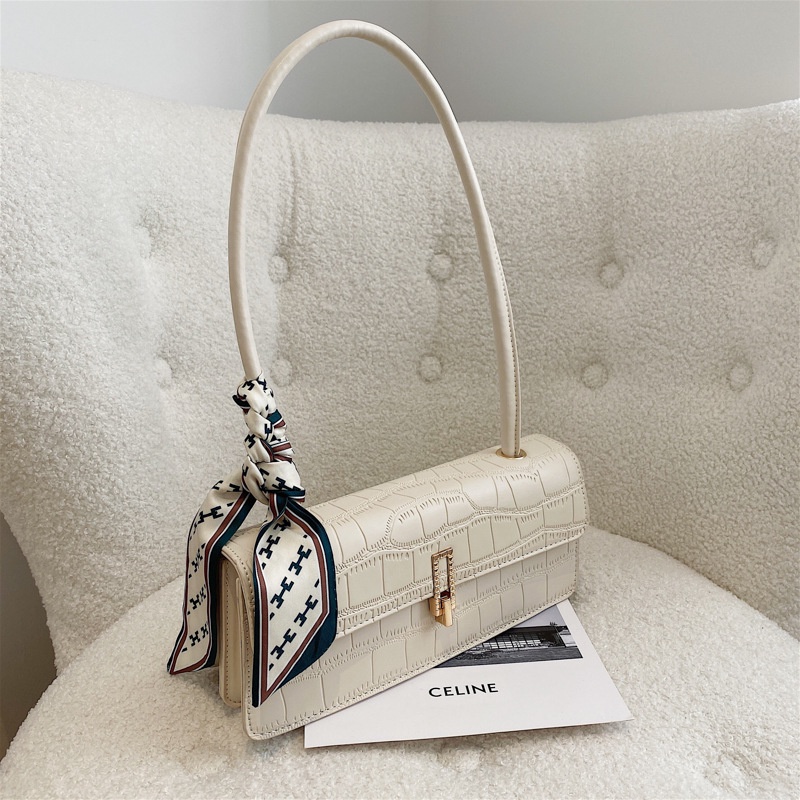 Túi đeo chéo họa tiết dập nổi thời trang thu đông 2021