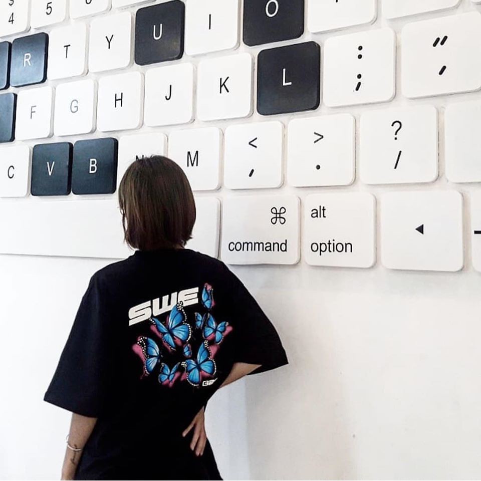 Áo thun SWE bươm bướm in hình đẹp unisex tay lỡ form rộng thoải mái vải cotton co giãn | HD2000shop | BigBuy360 - bigbuy360.vn