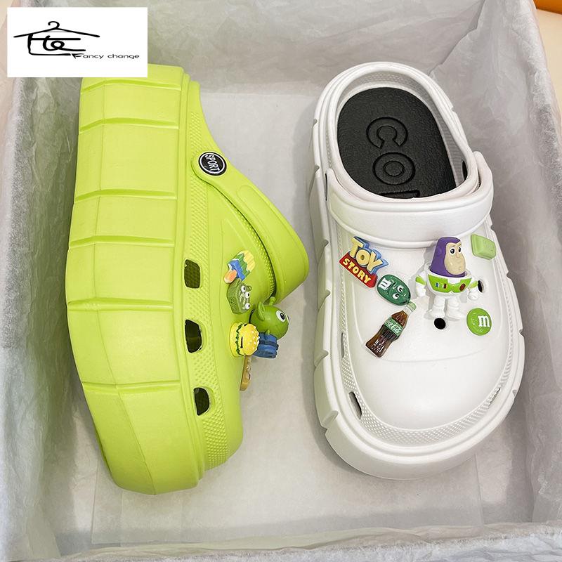 Dép Sandal Mùa Hè Đế Dày Đục Lỗ Thoáng Khí Dễ Thương Dễ Phối Đồ Cho Nữ