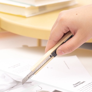 Dao rọc giấy mini Deli - chất liệu lưỡi bằng hợp kim -dễ dàng sử dụng màu Vàng - 1 cái ED10150 - HOKAMI STORE