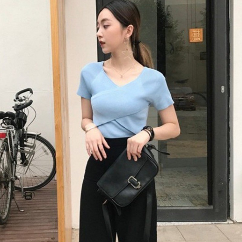 Áo thun nữ tay ngắn cổ chữ V