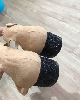 Giày sandal bít mũi gót kim tuyến