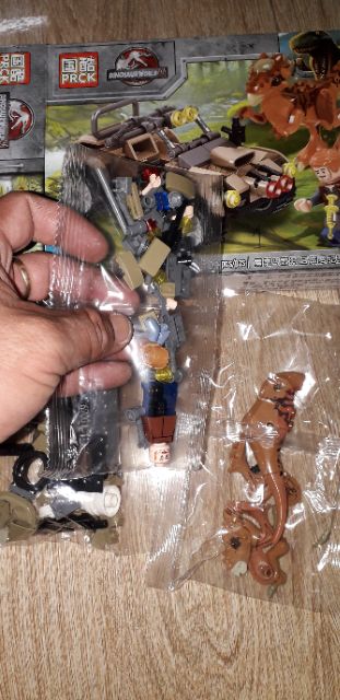 Lắp ráp 1 hộp LegoDino Săn Khủng Long 69001 có trên 100 chi tiết