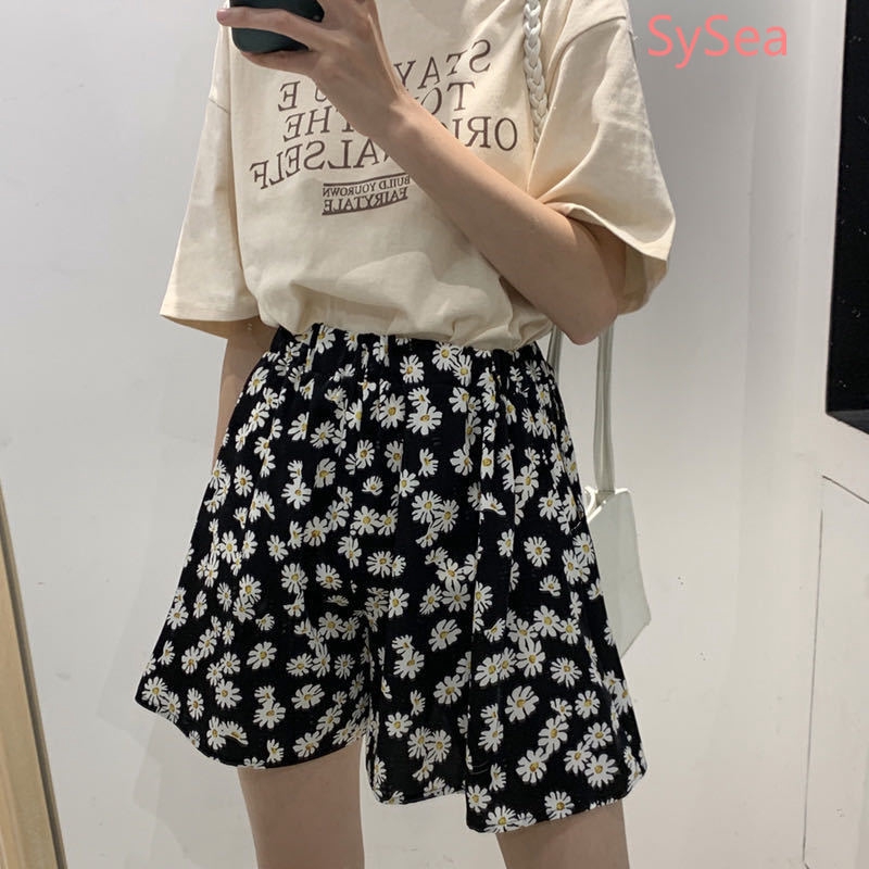 Quần ngắn ống rộng hoạ tiết hoa cúc dành cho nữ | BigBuy360 - bigbuy360.vn