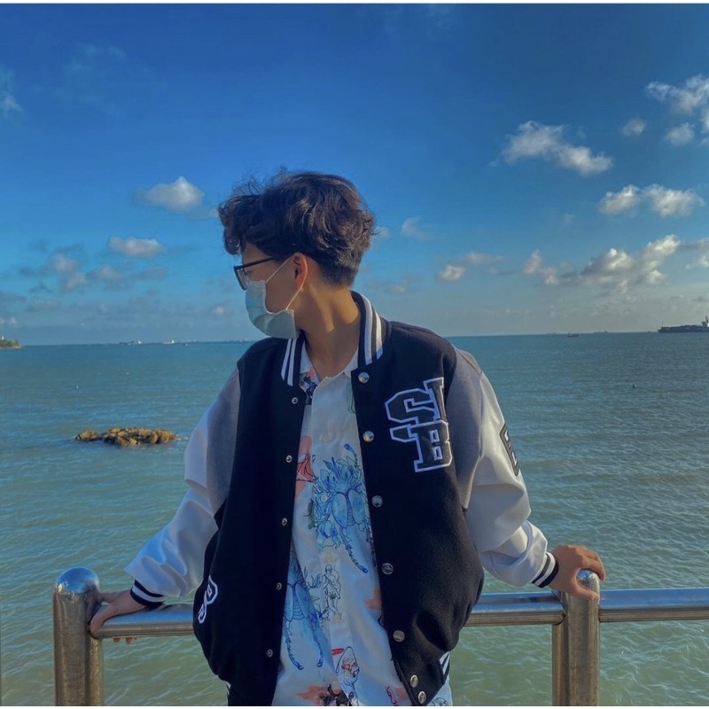 Siêu phẩm áo khoác gió in chữ ngực