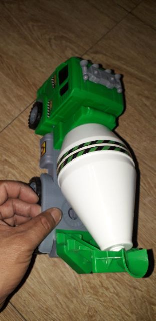 Chiếc xe bồn trộn bê tông mô hình bằng nhựa kích thước 25x15x10 cm chạy chớn