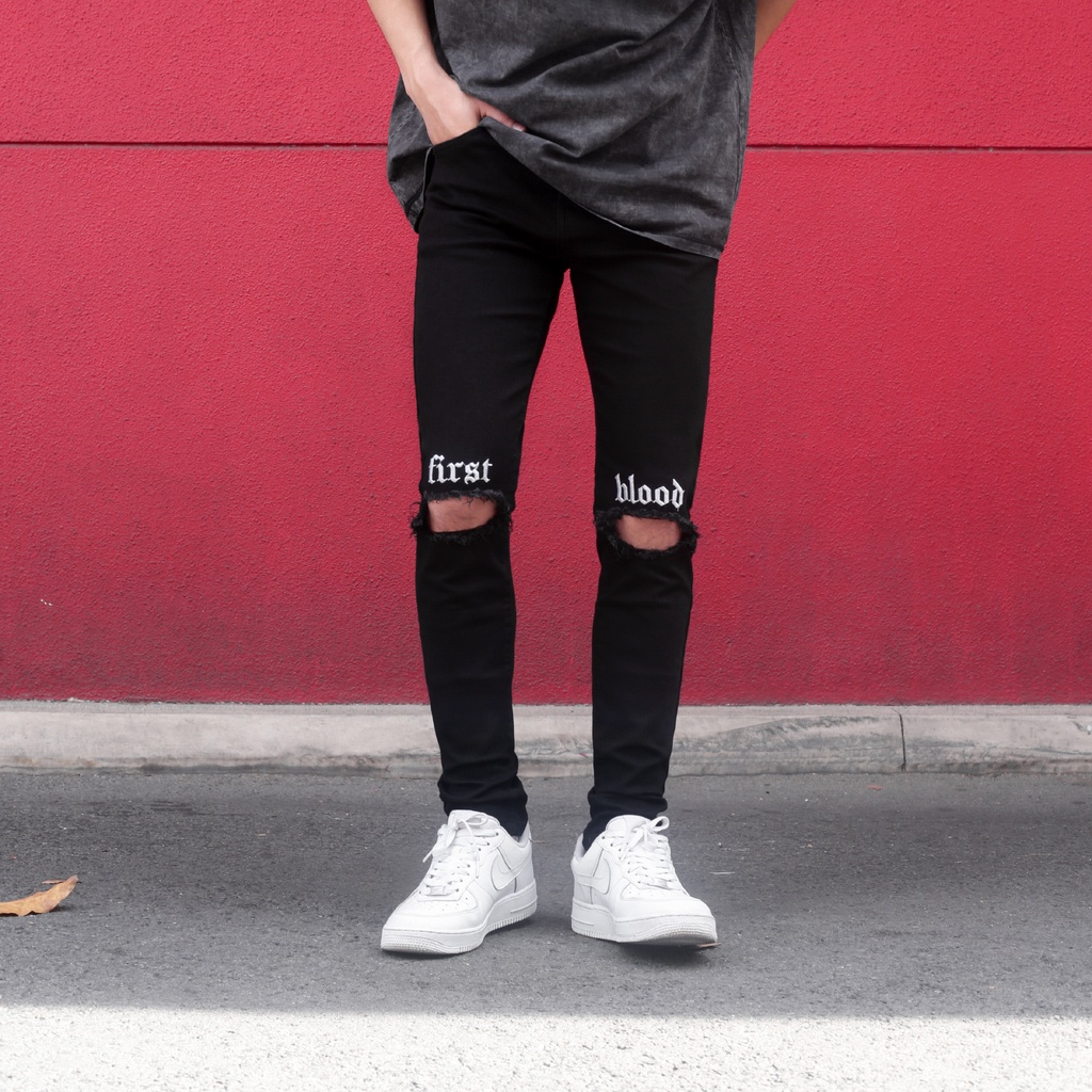 Quần Jean Nam Màu Đen Rách Gối Thêu Chữ First Blood Màu Trắng Chất Liệu Cotton Co Giãn Ống Ôm Form Skinny