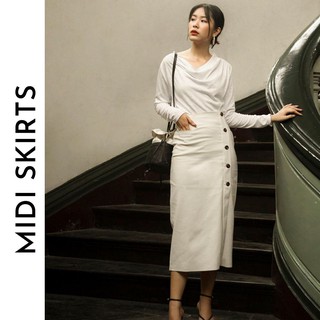 Chân váy midi phối nút dọc.